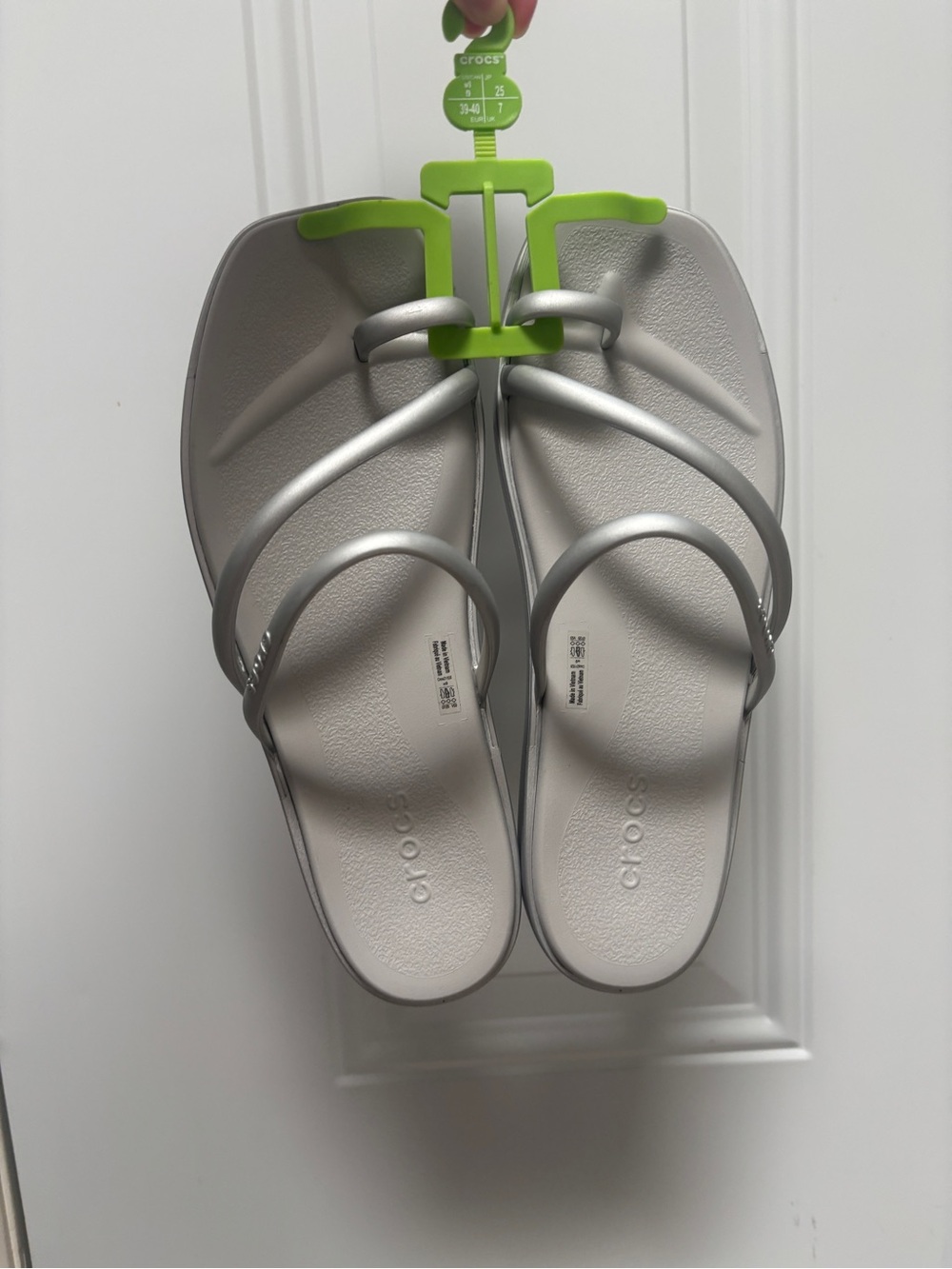 Crocs Silver miami toe loop Sandals Women's Lightweight Flip - Picture 2 of 3